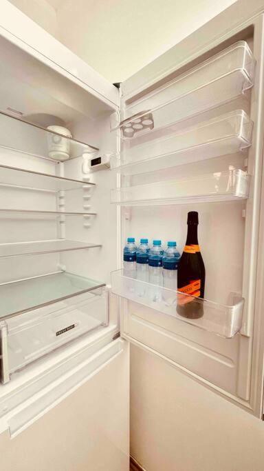 Moderny Apartman S Parkovanim Bratislava Exteriör bild